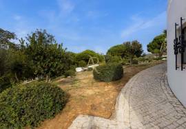 Superb 4 bedroom Algarvienne villa – swimming pool, large wooded land and almost self-sufficient in energy