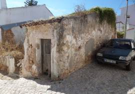 A complex of five ruins with an approved project for three two-bedroom houses and two one-bedroom houses in Benafim.