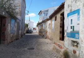 A complex of five ruins with an approved project for three two-bedroom houses and two one-bedroom houses in Benafim.