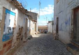 A complex of five ruins with an approved project for three two-bedroom houses and two one-bedroom houses in Benafim.