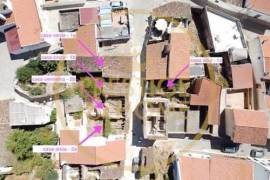 A complex of five ruins with an approved project for three two-bedroom houses and two one-bedroom houses in Benafim.