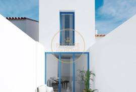 A complex of five ruins with an approved project for three two-bedroom houses and two one-bedroom houses in Benafim.