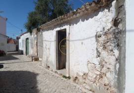 A complex of five ruins with an approved project for three two-bedroom houses and two one-bedroom houses in Benafim.