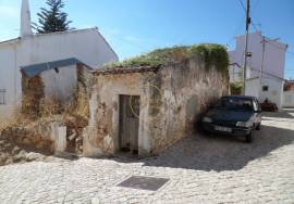 A complex of five ruins with an approved project for three two-bedroom houses and two one-bedroom houses in Benafim.