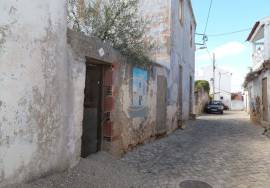 A complex of five ruins with an approved project for three two-bedroom houses and two one-bedroom houses in Benafim.