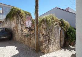 A complex of five ruins with an approved project for three two-bedroom houses and two one-bedroom houses in Benafim.