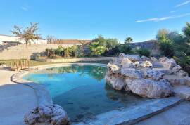 Large Single-Storey Villa With About 140 M2 Of Living Space On 1000 M2 Of Land With Swimming Pool.