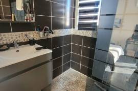 Large Single-Storey Villa With About 140 M2 Of Living Space On 1000 M2 Of Land With Swimming Pool.