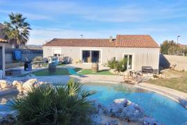 Large Single-Storey Villa With About 140 M2 Of Living Space On 1000 M2 Of Land With Swimming Pool.