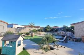 Large Single-Storey Villa With About 140 M2 Of Living Space On 1000 M2 Of Land With Swimming Pool.