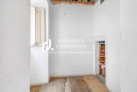 Full Renovation Needed T1 Estrela Lisbon - Prime Location