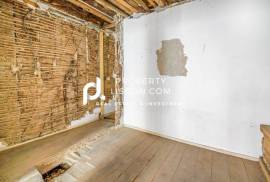 Full Renovation Needed T1 Estrela Lisbon - Prime Location