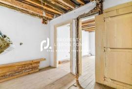 Full Renovation Needed T1 Estrela Lisbon - Prime Location