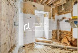 Full Renovation Needed T1 Estrela Lisbon - Prime Location