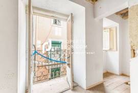 Full Renovation Needed T1 Estrela Lisbon - Prime Location