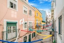 Full Renovation Needed T1 Estrela Lisbon - Prime Location