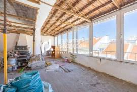 T2 Duplex Penthouse With Large Terrace For Renovation In Lisbon