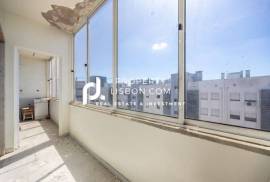 T2 Duplex Penthouse With Large Terrace For Renovation In Lisbon