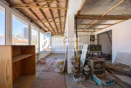 T2 Duplex Penthouse With Large Terrace For Renovation In Lisbon