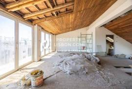 T2 Duplex Penthouse With Large Terrace For Renovation In Lisbon