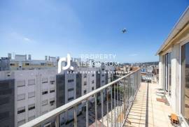 T2 Duplex Penthouse With Large Terrace For Renovation In Lisbon