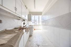 T2 Duplex Penthouse With Large Terrace For Renovation In Lisbon