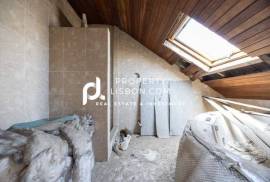 T2 Duplex Penthouse With Large Terrace For Renovation In Lisbon