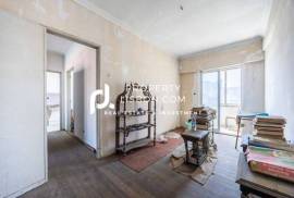 T2 Duplex Penthouse With Large Terrace For Renovation In Lisbon