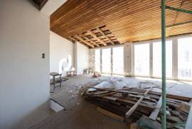 T2 Duplex Penthouse With Large Terrace For Renovation In Lisbon