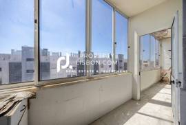 T2 Duplex Penthouse With Large Terrace For Renovation In Lisbon