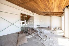 T2 Duplex Penthouse With Large Terrace For Renovation In Lisbon