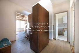 T2 Duplex Penthouse With Large Terrace For Renovation In Lisbon