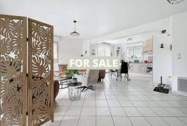 Modern Detached House with Garden