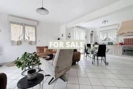 Modern Detached House with Garden