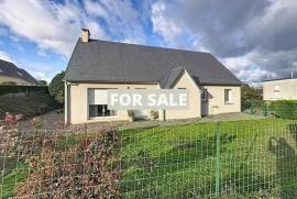 Modern Detached House with Garden