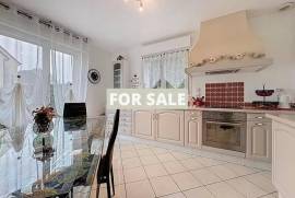 Modern Detached House with Garden