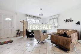 Modern Detached House with Garden