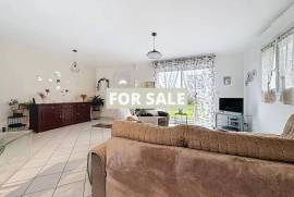 Modern Detached House with Garden