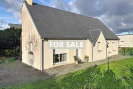 Modern Detached House with Garden