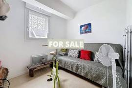 Modern Detached House with Garden