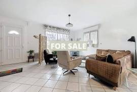 Modern Detached House with Garden