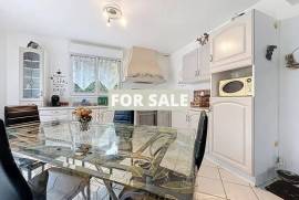 Modern Detached House with Garden