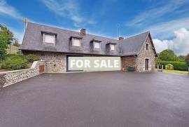 Detached Country House with Landscaped Gardens Detached Country House with Landscaped Gardens