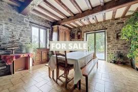 Detached Country House with Landscaped Gardens Detached Country House with Landscaped Gardens