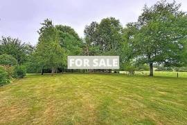 Detached Country House with Landscaped Gardens Detached Country House with Landscaped Gardens