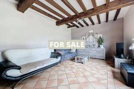 Detached Country House with Landscaped Gardens Detached Country House with Landscaped Gardens