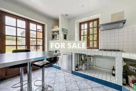 Detached Country House with Landscaped Gardens Detached Country House with Landscaped Gardens