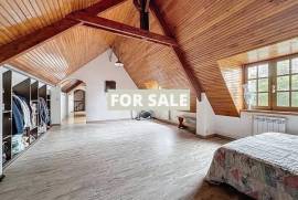 Detached Country House with Landscaped Gardens Detached Country House with Landscaped Gardens