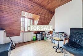 Detached Country House with Landscaped Gardens Detached Country House with Landscaped Gardens