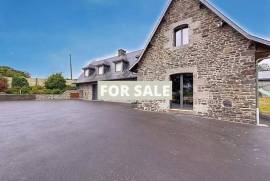 Detached Country House with Landscaped Gardens